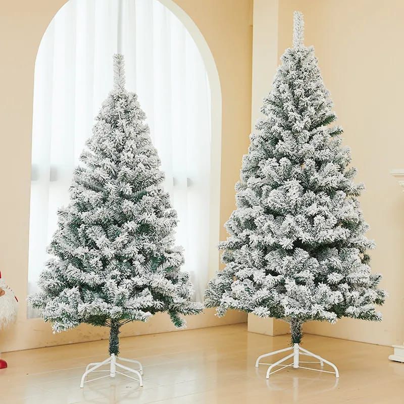 Cosmic-Choices-591811.jpeg 2.4M Snow flocked Christmas tree